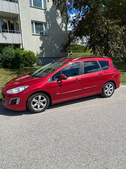 Peugeot 308 SW 2 of 4