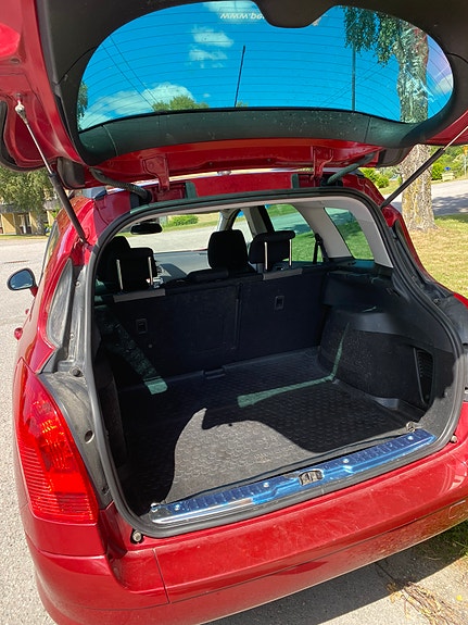 Peugeot 308 SW 3 of 4