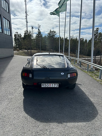 Porsche 928 2 of 5