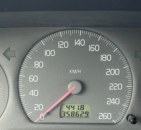 Volvo V70 2 of 12