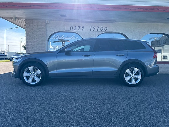 Volvo V60 Cross Country 2 of 3