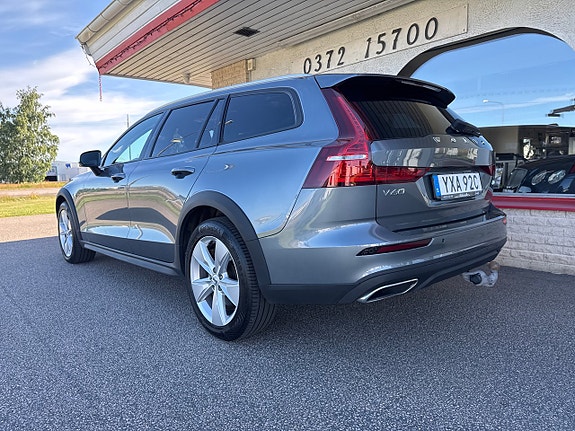 Volvo V60 Cross Country 3 of 3