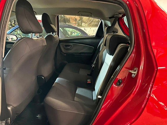Toyota Yaris 7 of 16