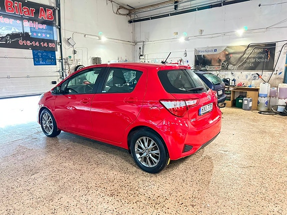 Toyota Yaris 4 of 16
