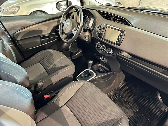 Toyota Yaris 12 of 16