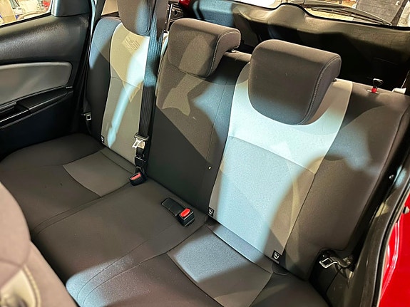 Toyota Yaris 8 of 16