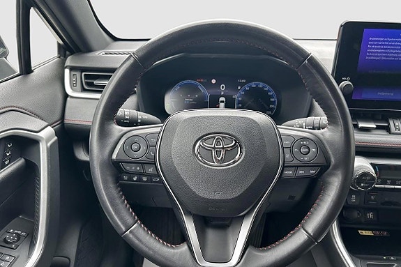 Toyota RAV4 Plug-in Hybrid 4 of 5