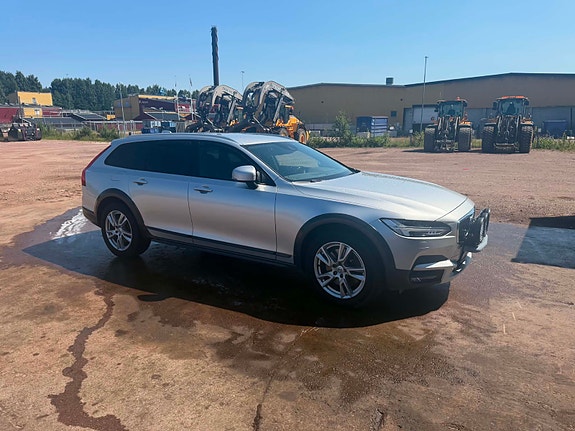 Volvo V90 Cross Country 2 of 4