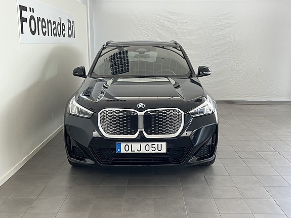 BMW iX1 2 of 5