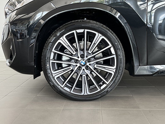 BMW iX1 4 of 5