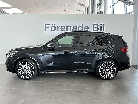 BMW iX1 3 of 5