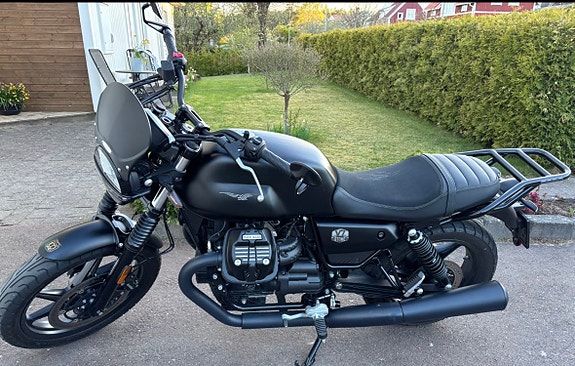 Moto Guzzi V7 850 2 of 5