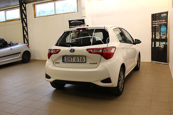 Toyota Yaris 8 of 19
