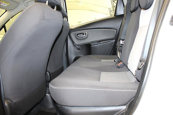 Toyota Yaris 13 of 19