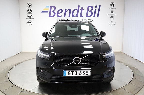 Volvo XC40 2 of 5