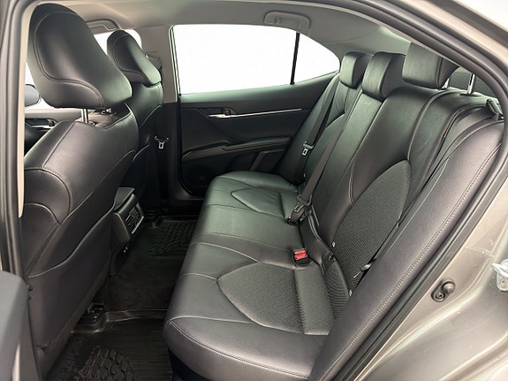 Toyota Camry 11 of 25