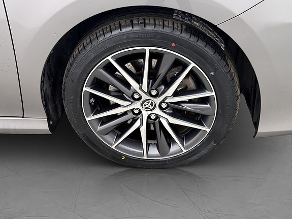 Toyota Camry 25 of 25