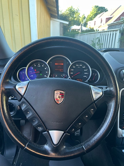 Porsche Cayenne S 3 of 10
