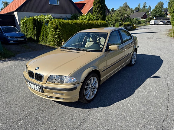 BMW 330Xi 2 of 5