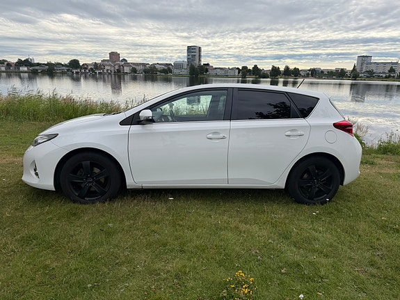Toyota Auris 2 of 5