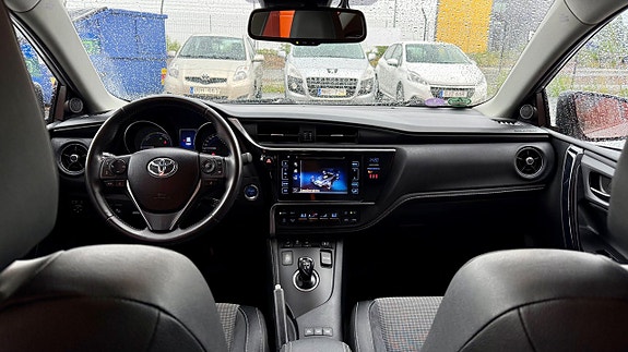Toyota Auris 12 of 19