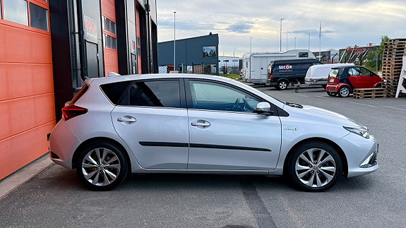 Toyota Auris 4 of 5