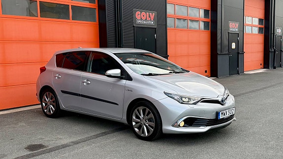 Toyota Auris 2 of 5