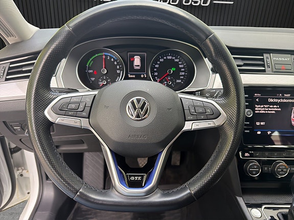 Volkswagen Passat 15 of 23