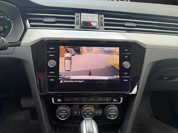 Volkswagen Passat 18 of 23