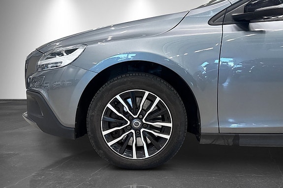 Volvo V40 Cross Country 2 of 5