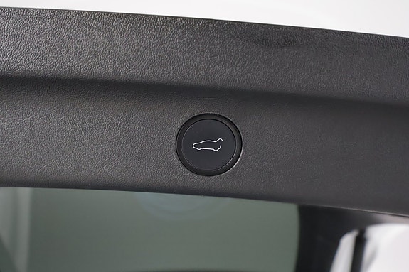 Tesla Model Y 16 of 23