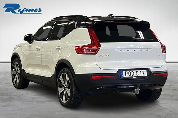 Volvo XC40 2 of 5