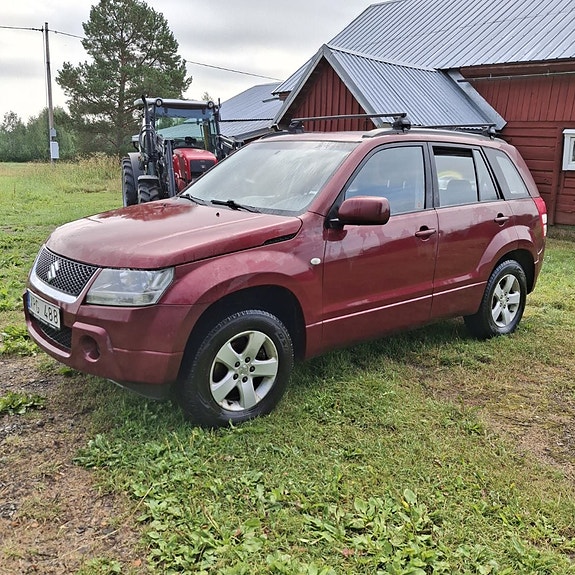 Suzuki Grand Vitara 3 of 5