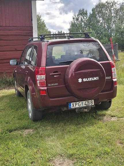 Suzuki Grand Vitara 2 of 5
