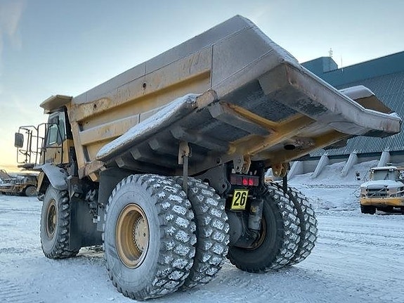 Komatsu HD605-7EO 2 of 24