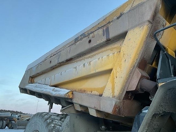 Komatsu HD605-7EO 19 of 24