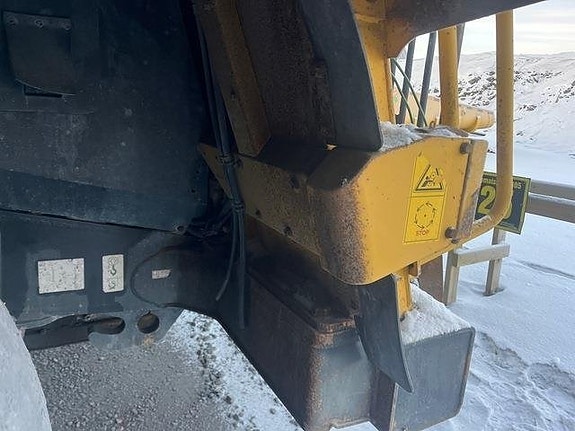 Komatsu HD605-7EO 22 of 24