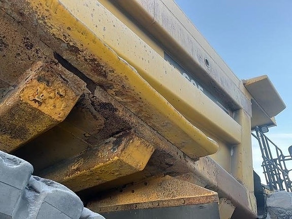 Komatsu HD605-7EO 19 of 24
