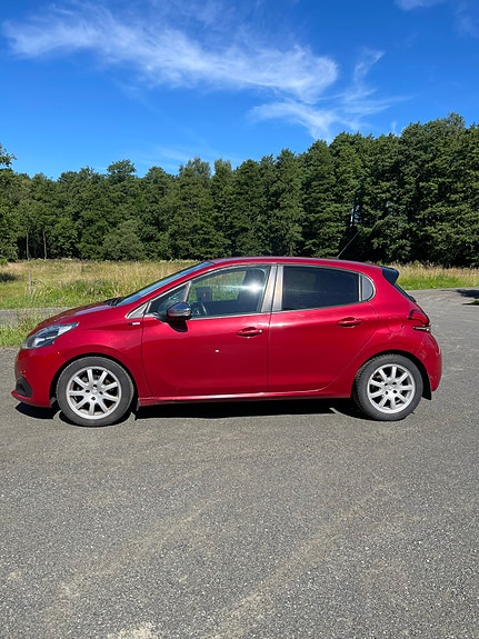 Peugeot 208 2 of 2