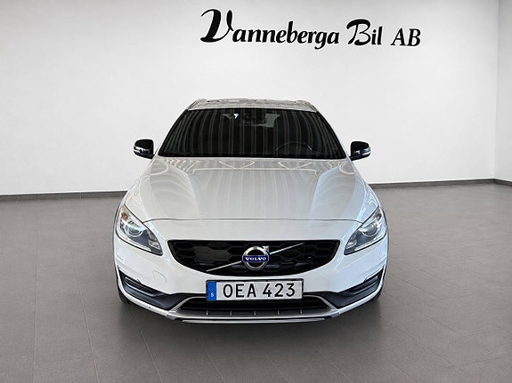 Volvo V60 Cross Country 2 of 5
