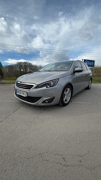 Peugeot 308 SW 2 of 5