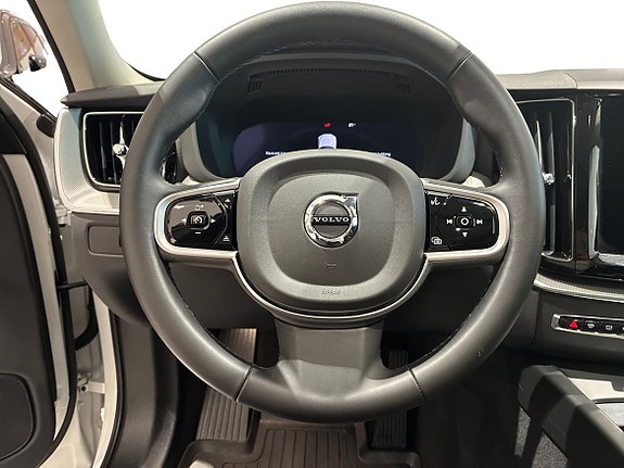 Volvo XC60 10 of 16