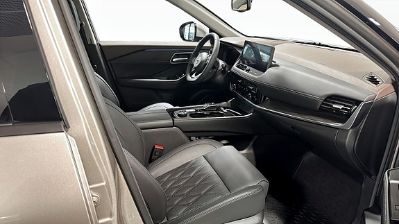 Nissan X-Trail 3 of 5