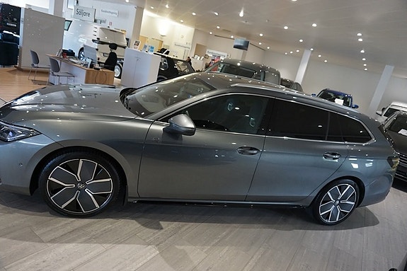 Volkswagen Passat 2 of 13