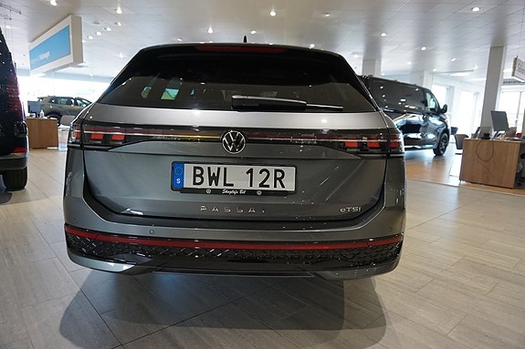 Volkswagen Passat 4 of 13