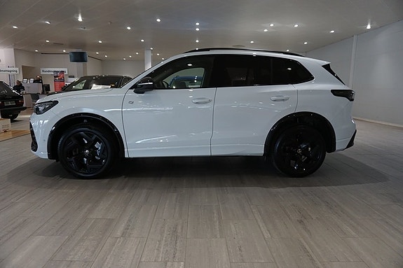 Volkswagen Tiguan 2 of 5