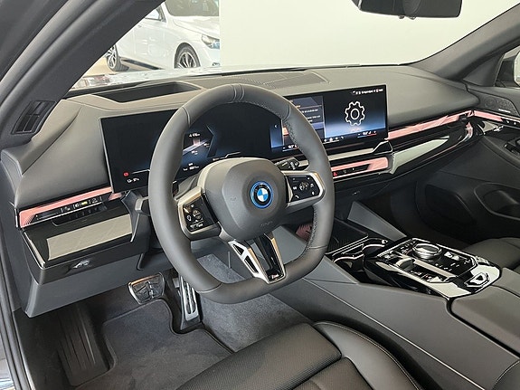 BMW i5 7 of 16