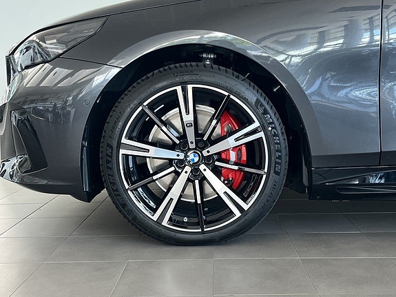 BMW i5 4 of 5