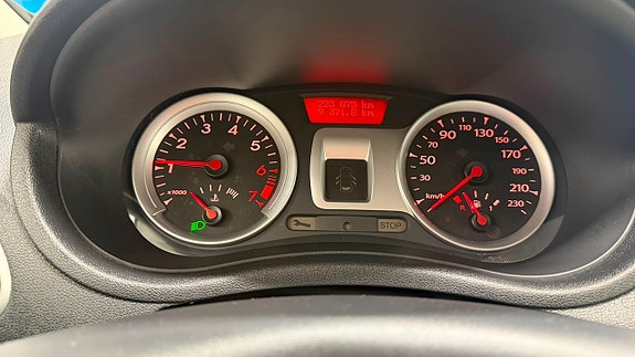 Renault Clio 10 of 13