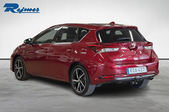 Toyota Auris 2 of 5